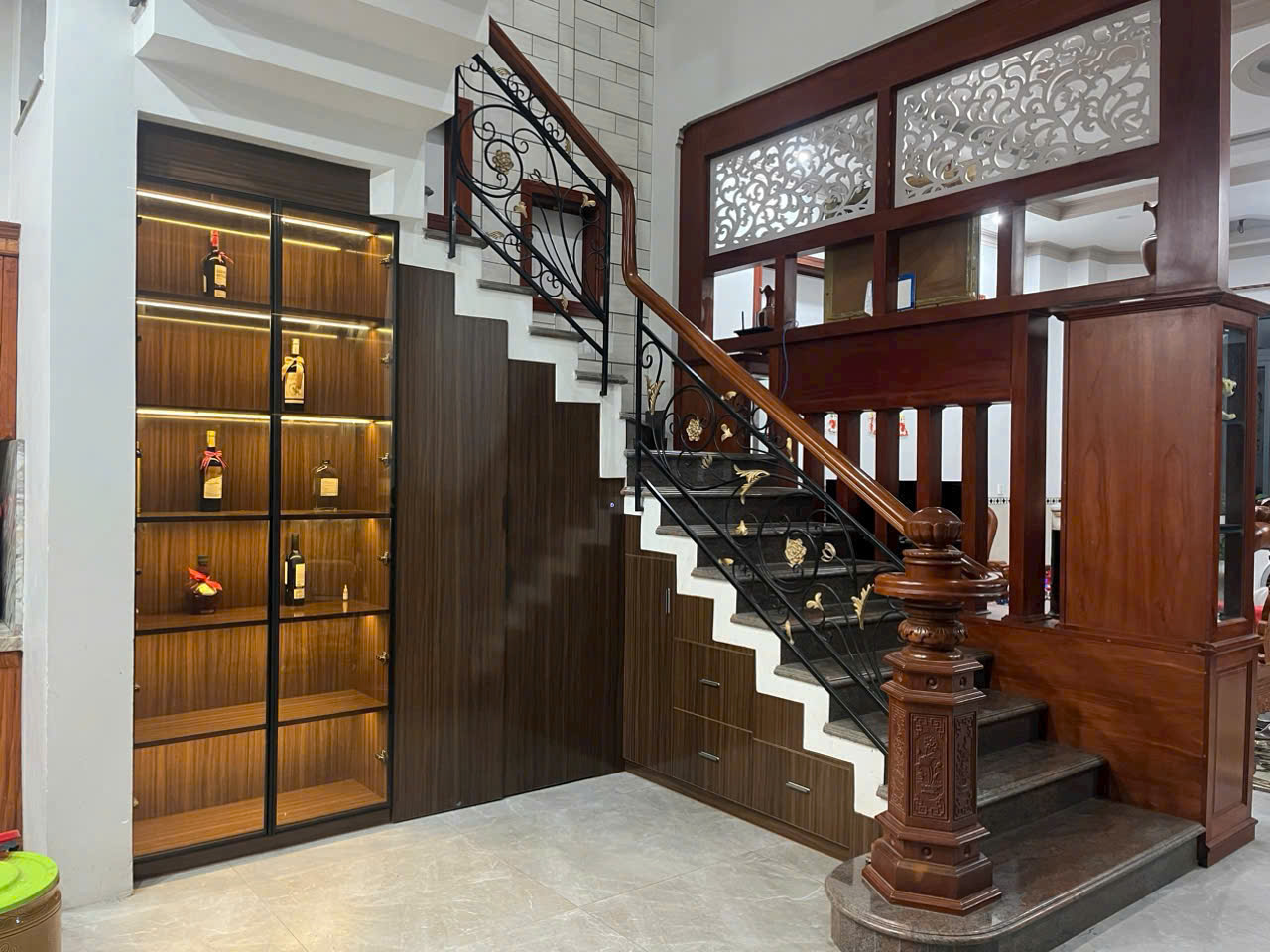 Tủ cầu thang kèm tủ rượu trang trí sang trọng
