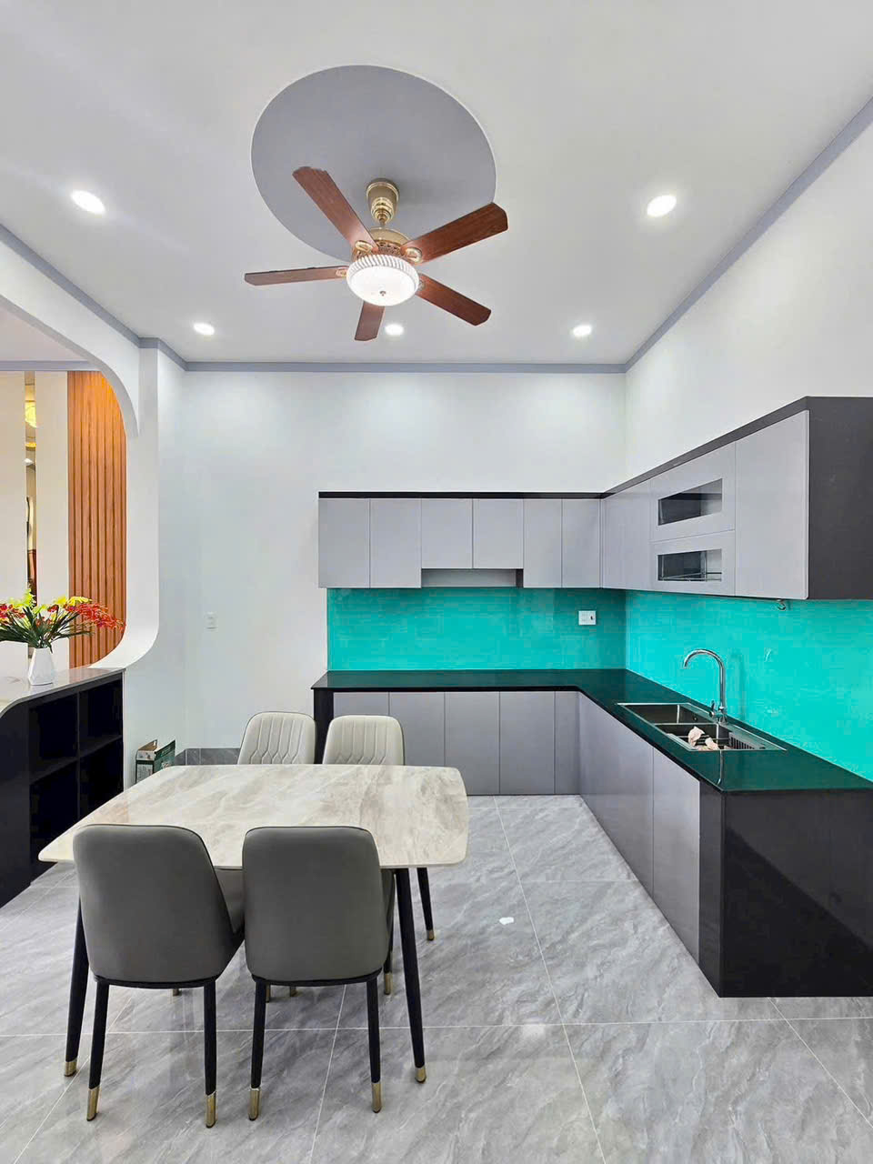 Bếp Bằng Gỗ Hiện Đại Kèm Kính Cường Lực Dán Tường – Xu Hướng Nội Thất 2026