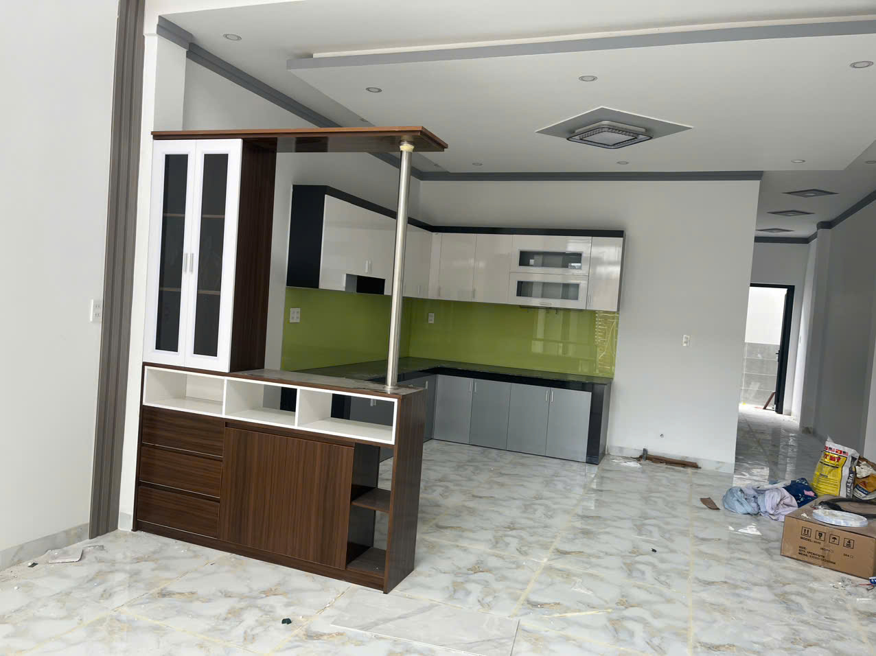 Tủ Bếp hiện Đại Kèm kệ trang trí