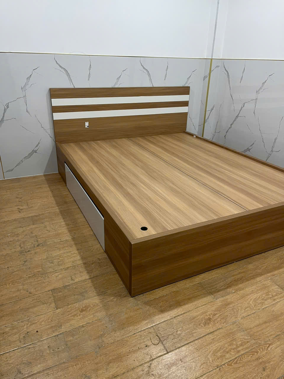 Giường gỗ nâu 1 hộc tủ trắng
